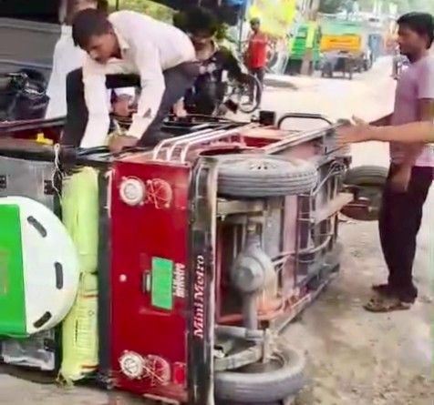 KASGANJ: ए भाई जरा... देखकर चल! सड़क में मौजूद गड्ढों के कारण पलटा ई-रिक्शा....बड़ा हादसा टला