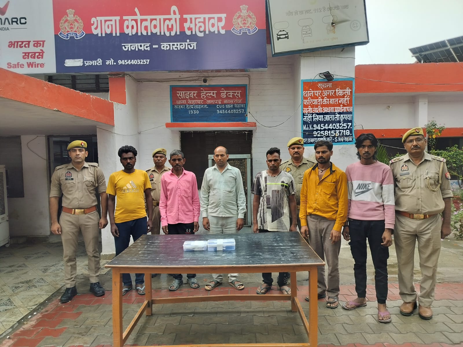 KASGANJ: हार-जीत की बाजी पड़ी भारी, सहावर पुलिस ने जुआ खेलते छह लोगों को दबोचा, ₹12,130 नकद व ताश बरामद