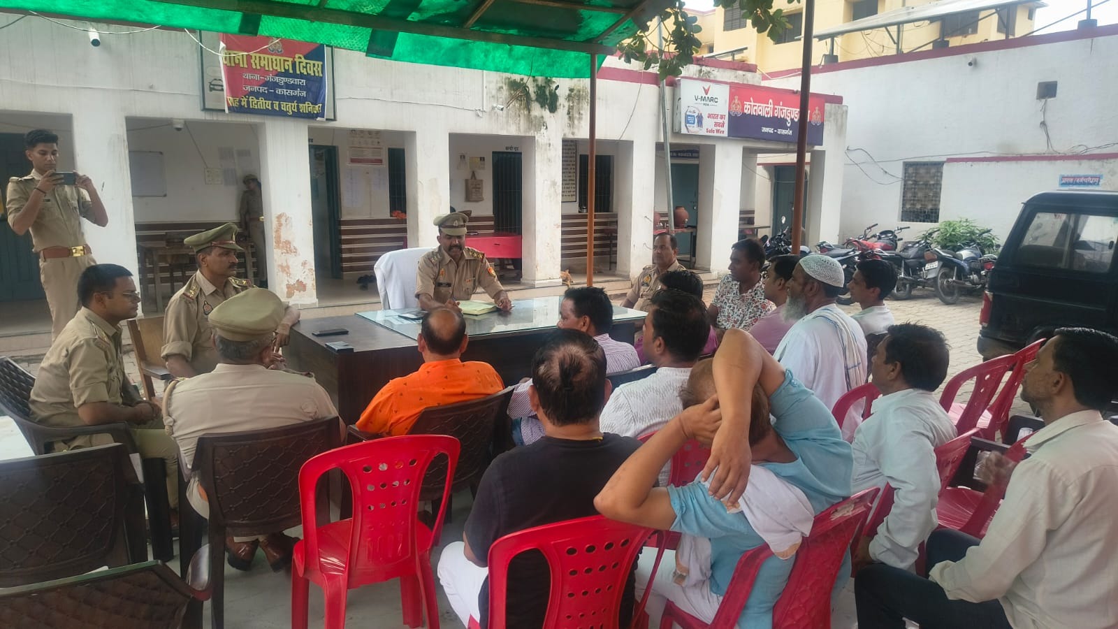 KASGANJ: सुरक्षा, रुट डायवर्जन और जर्जर सड़क पर मंथन... कांवड़ यात्रा से पहले शांति समिति की बैठक में तय हुई रणनीति