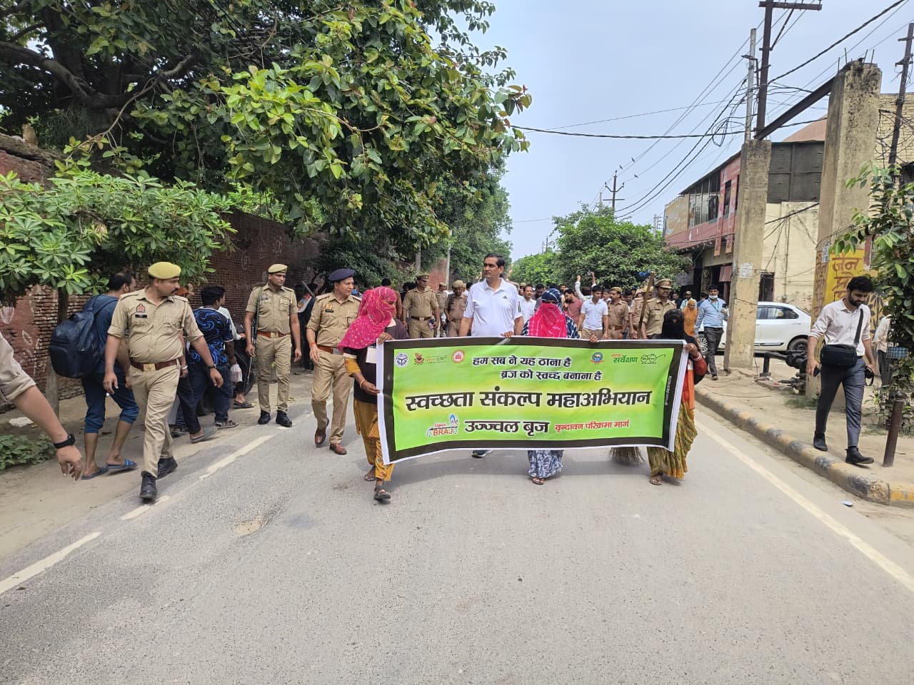 11 किलोमीटर वृंदावन परिक्रमा मार्ग पर चला स्वच्छता महाअभियान, प्रशासन व संत समाज ने किया श्रमदान