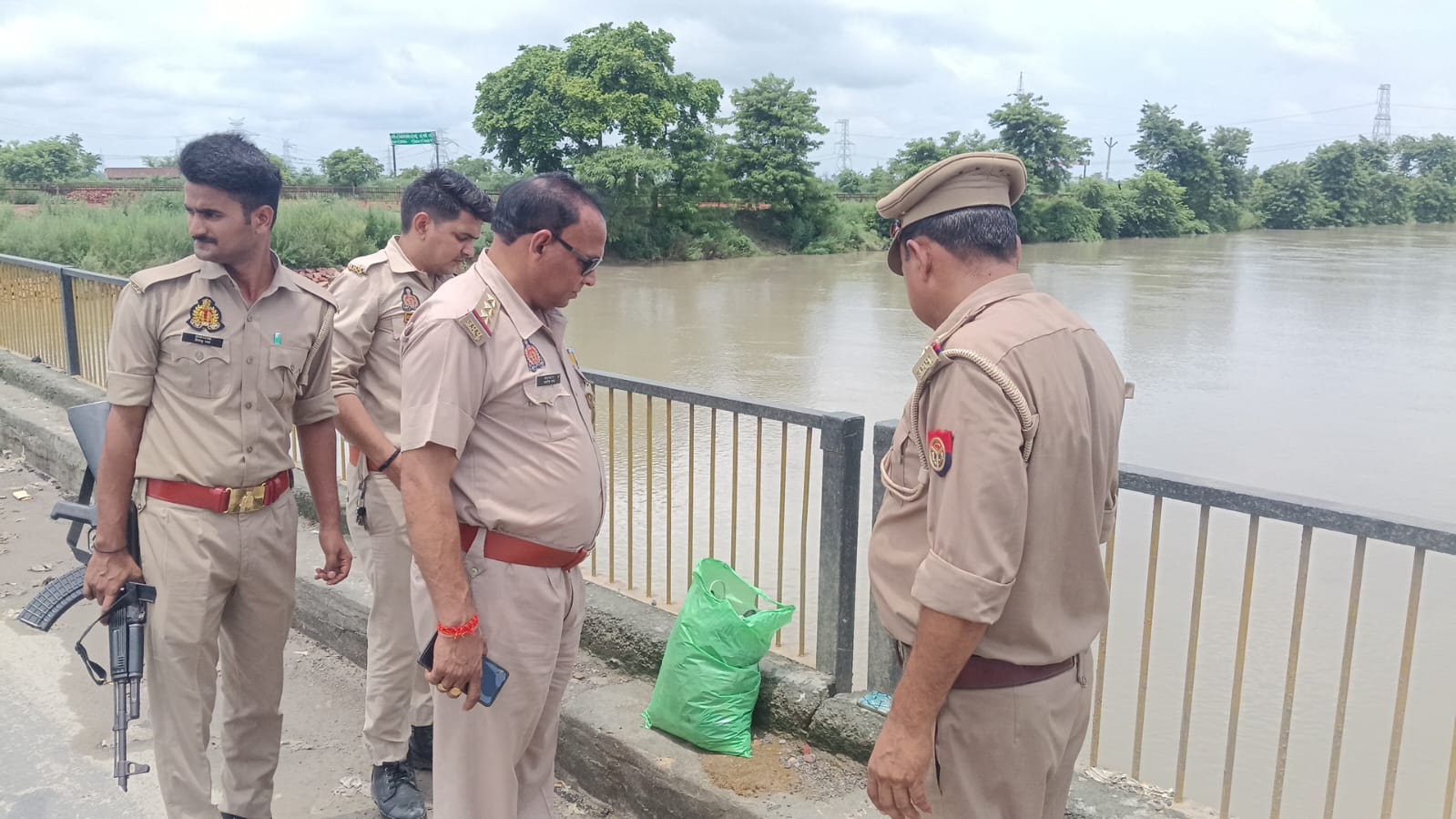 KASGANJ: नदरई हजारा नहर पुल से युवक ने लगाई छलांग, तलाश में जुटी पुलिस और फ्लड युनिट