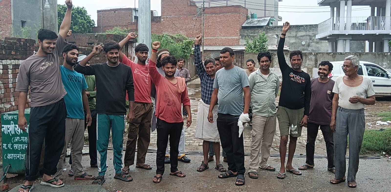 KASGANJ: दो माह में ही जवाब दे गई सीसी सड़क! जगह-जगह दरारें, गिट्टी निकलने से भड़का लोगों का गुस्सा