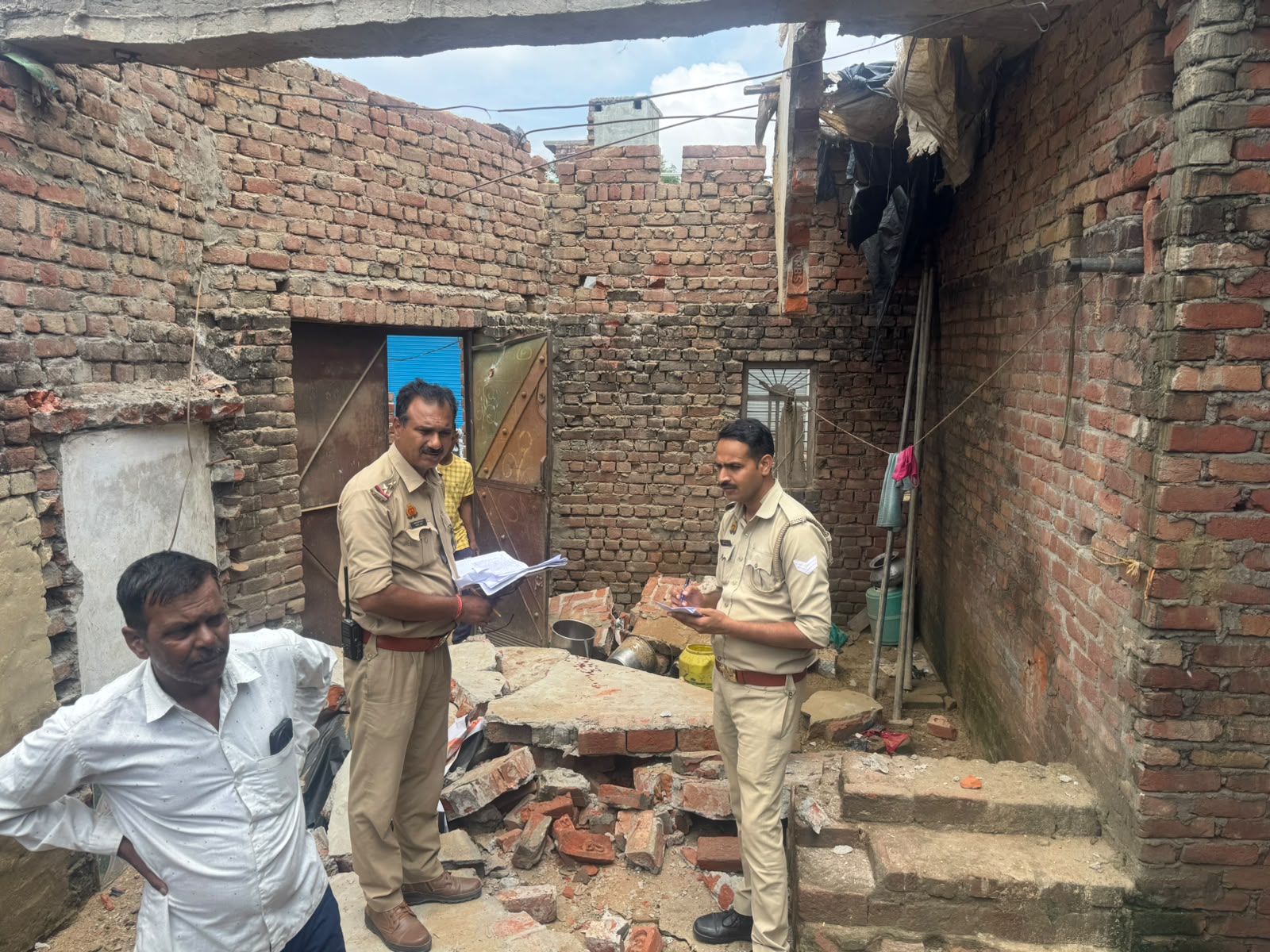 KASGANJ:भरभराकर गिरा मकान का लेंटर, मलबे में दबे माँ-बेटे; ग्रामीणों और पुलिस ने बचाई जान