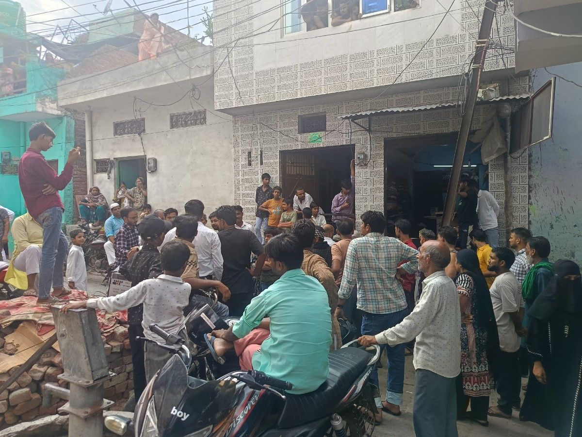 KASGANJ: रहस्यमयी दरारों में बिखरती जिंदगी, पाई-पाई जोड़कर बनाया था आशियाना...अब आंखों के सामने दरक रही जीवनभर की कमाई, प्रशासन से मदद की गुहार
