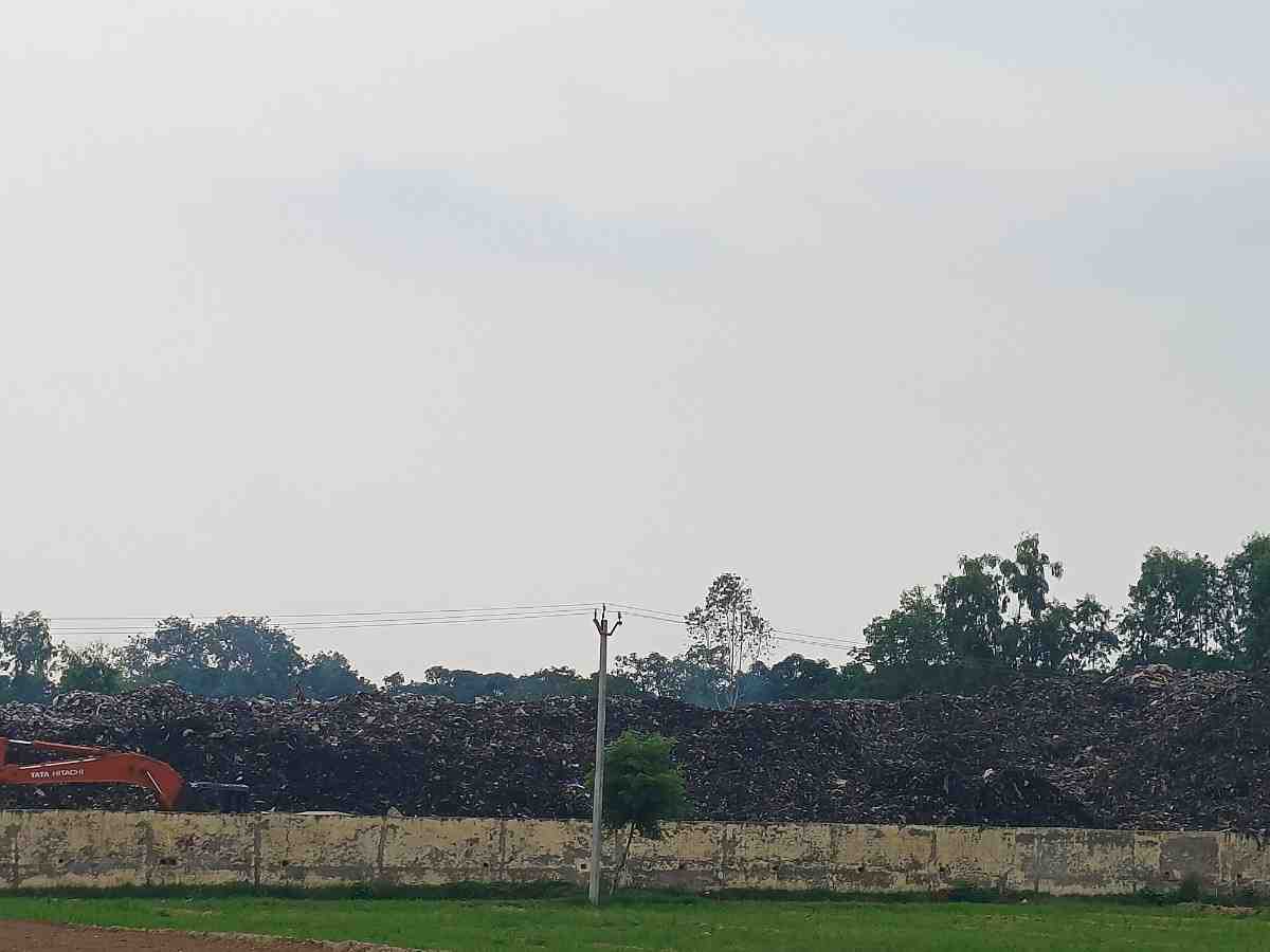 KASGANJ: जहां कभी उठती थी दुर्गंध, वहां अब बदलेगी तस्वीर; डीएम के निर्देश पर हट रहा कादरगंज रोड तालाब का वर्षों पुराना कूड़े का पहाड़