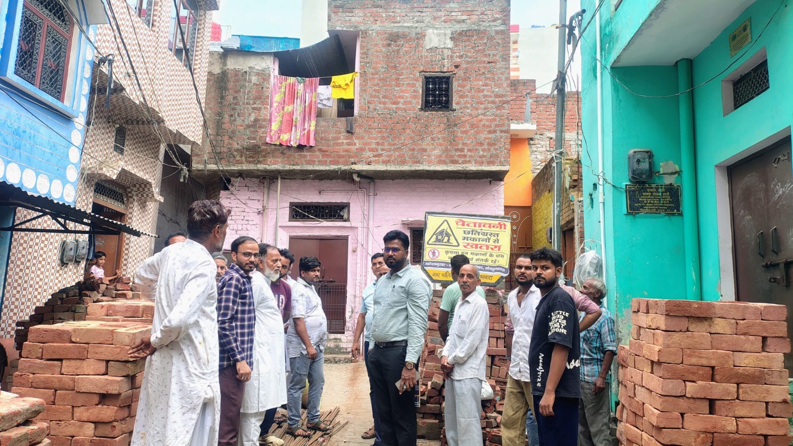 KASGANJ: "अपनी यादें छोड़ रातों-रात घरों से निकले परिवार....दरकती दीवारों के बीच छलका दर्द, एसडीएम ने बंधाया मदद का ढांढस"