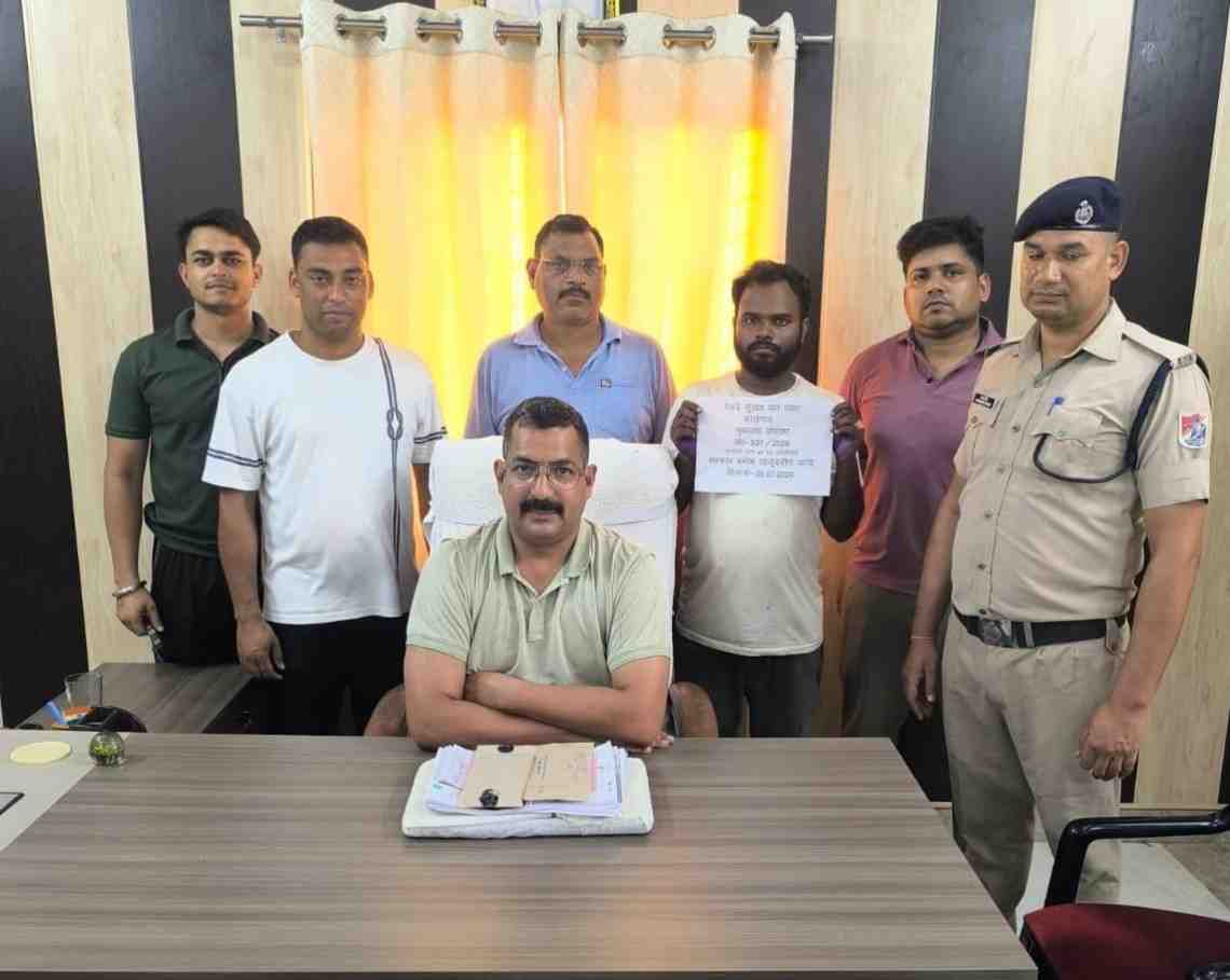 KASGANJ: पर्सनल IRCTC आईडी से चल रहा था टिकटों का काला कारोबार, आरपीएफ ने किया भंडाफोड़