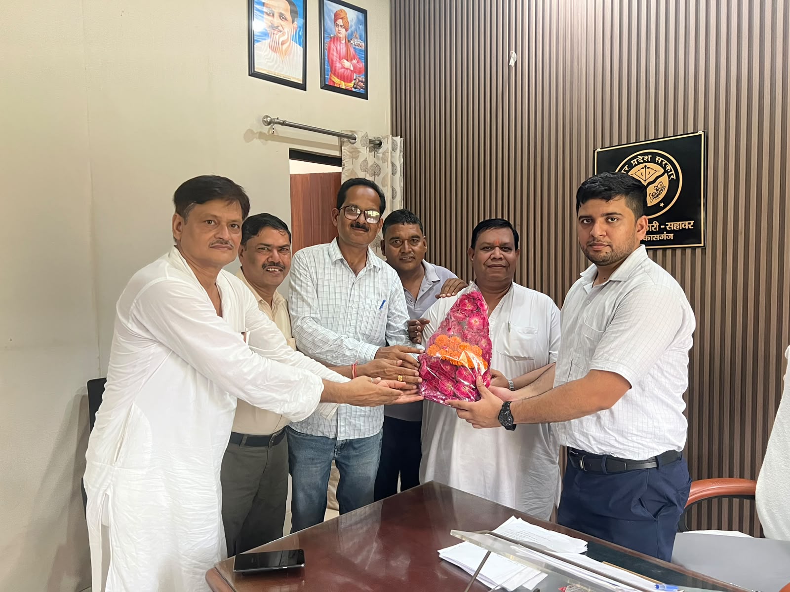 KASGANJ: व्यापार मंडल पदाधिकारियो ने नवागंतुक एसडीएम सुशांत सांवरे का किया स्वागत, समस्याओं के समाधान पर हुई चर्चा  