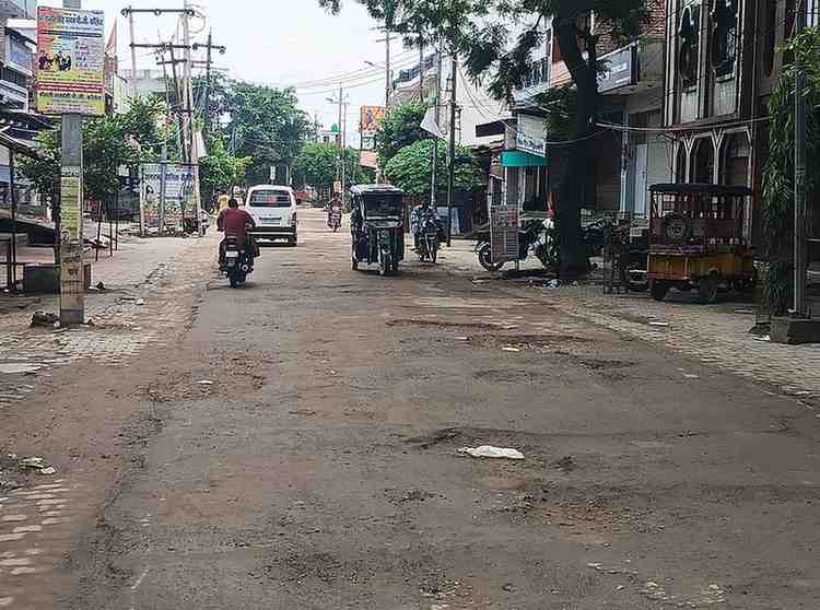 KASGANJ: क्या ऐसे होगा भोले के भक्तों का स्वागत....हर-हर महादेव के जयघोष के बीच गड्ढों से जूझेंगे शिवभक्त, कांवड़ियों के पैर जख्मी करेंगे सड़क के गड्ढे