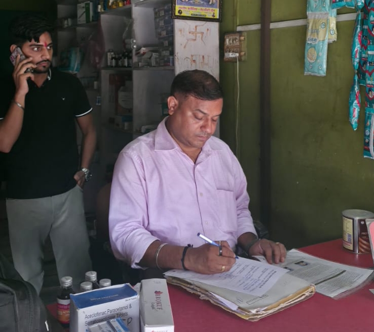 पटियाली में औषधि विभाग का तीन मेडिकल स्टोरों पर छापा, छह दवाओं के नमूने जांच को भेजे