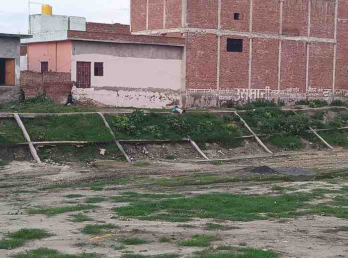 निर्माणाधीन तालाब, सुरक्षा इंतजाम नदारद! तीन साल बाद भी अधूरा, हर पल मंडरा रहा हादसे का खतरा; प्रशासन बेखबर
