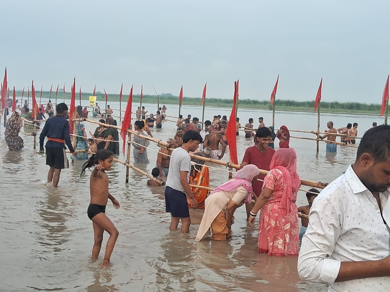 गुरु पूर्णिमा पर सोरों का लहरा गंगा घाट आस्था से सराबोर, हर-हर गंगे के जयघोष के साथ हजारों श्रद्धालुओं ने लगाई पुण्य की डुबकी
