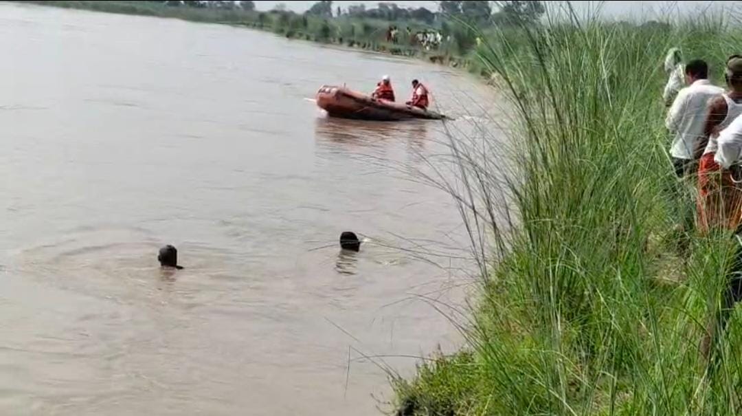 KASGANJ: गंगा स्नान के दौरान युवक डूबा, गोताखोरों और पुलिस का सर्च ऑपरेशन जारी