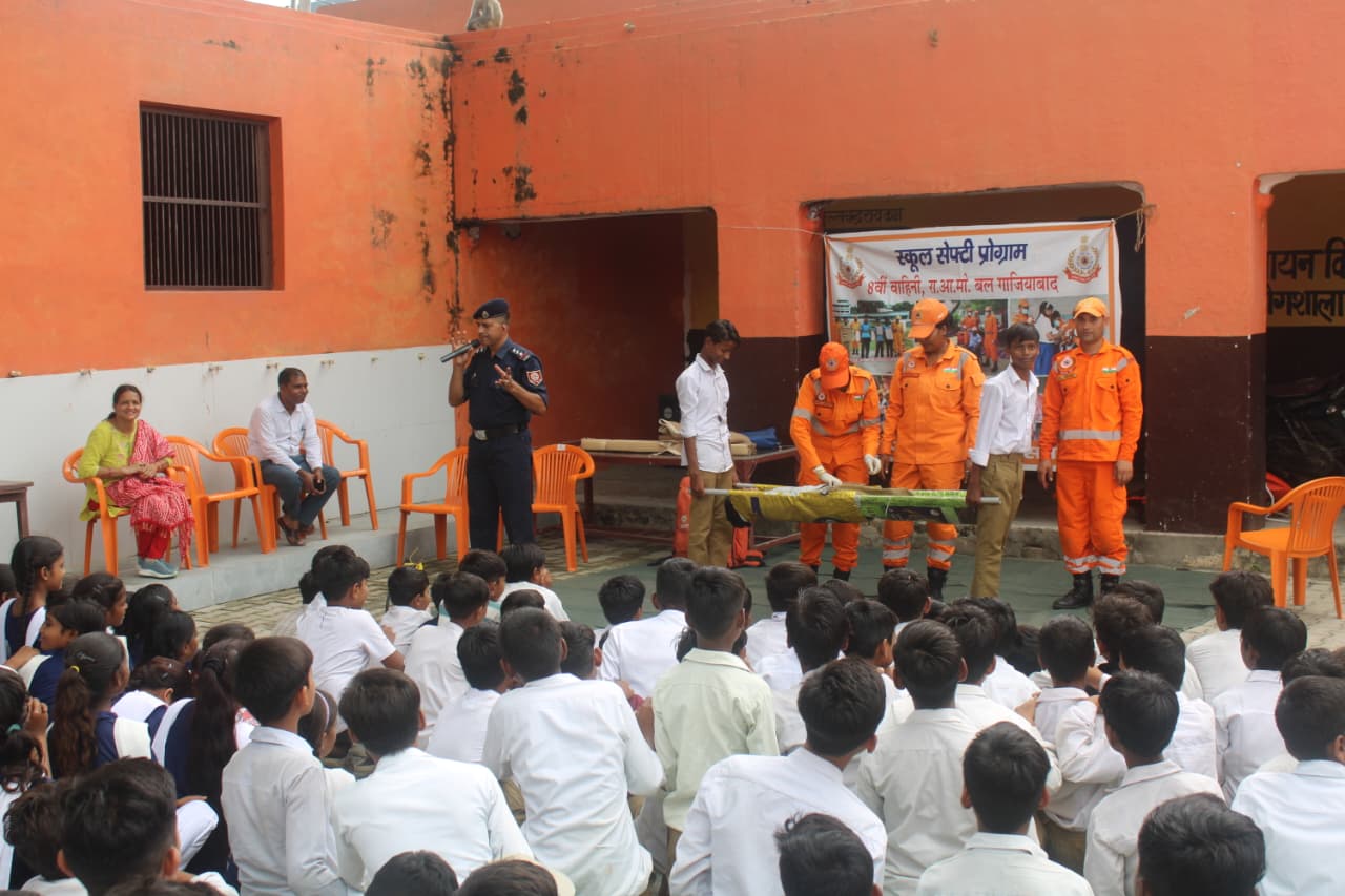 KASGANJ: एनडीआरएफ ने सिखाए आपदा से बचाव के गुर, छात्रों को दिया सीपीआर व फर्स्ट एड का प्रशिक्षण