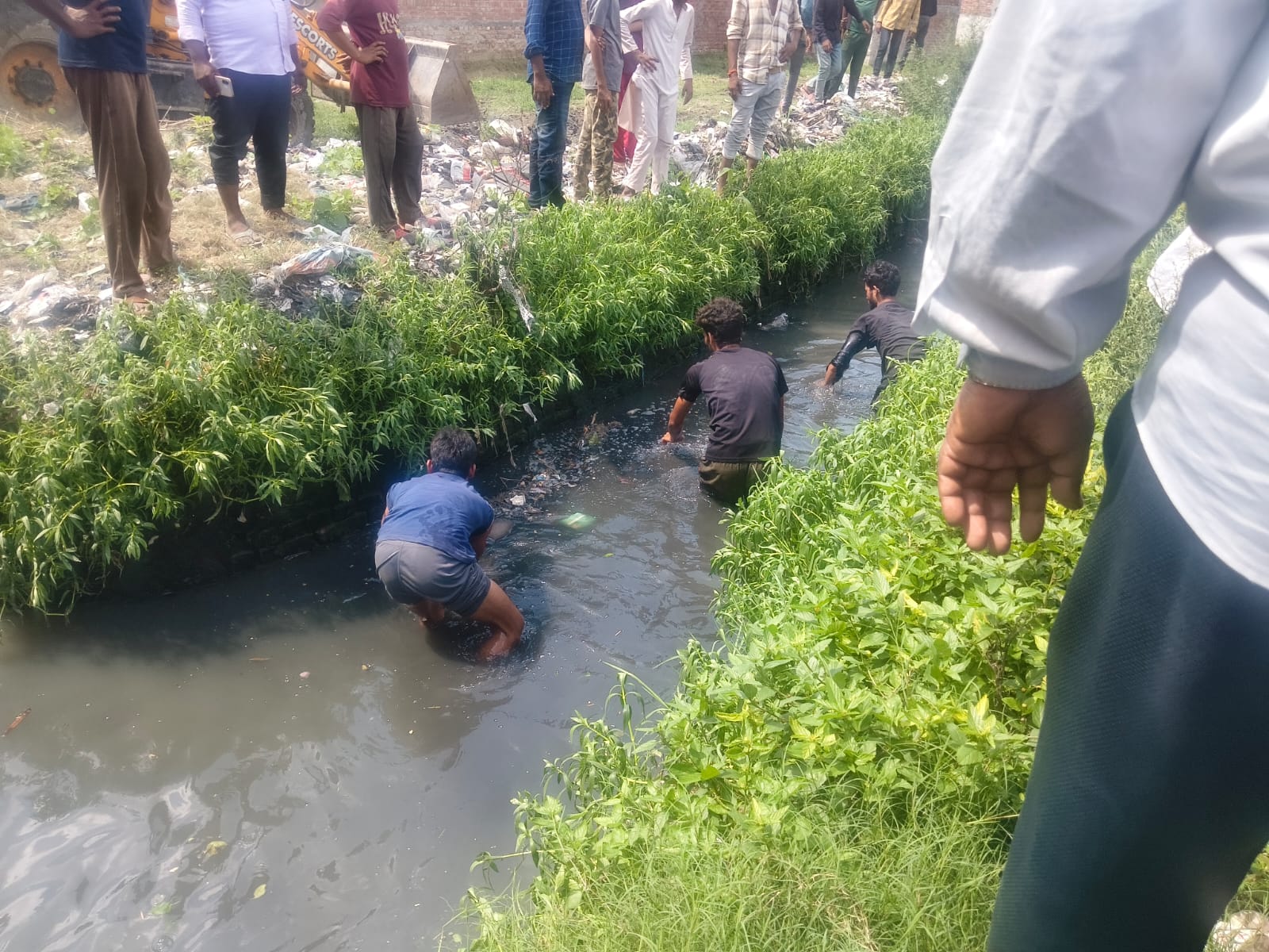 KASGANJ: 4 वर्षीय मासूम की तलाश में पूरी पुलिस फोर्स मैदान में, जेसीबी से नाले खंगाले, CCTV खंगाले...डाँग स्क्वाड टीम ने खोजा, फिर भी नहीं मिला सुराग