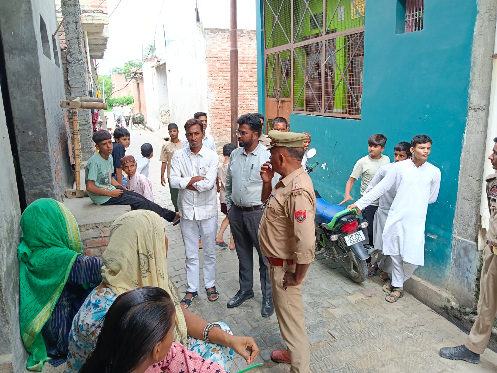 KASGANJ:लापता 4 वर्षीय मासूम की तलाश तीसरे दिन भी जारी,प्रभारी ईओ मोहम्मद नासिर ने सर्च अभियान का लिया जायजा,पीड़ित परिवार से मिले;खुले नाले को सुरक्षित करने की उठी मांग