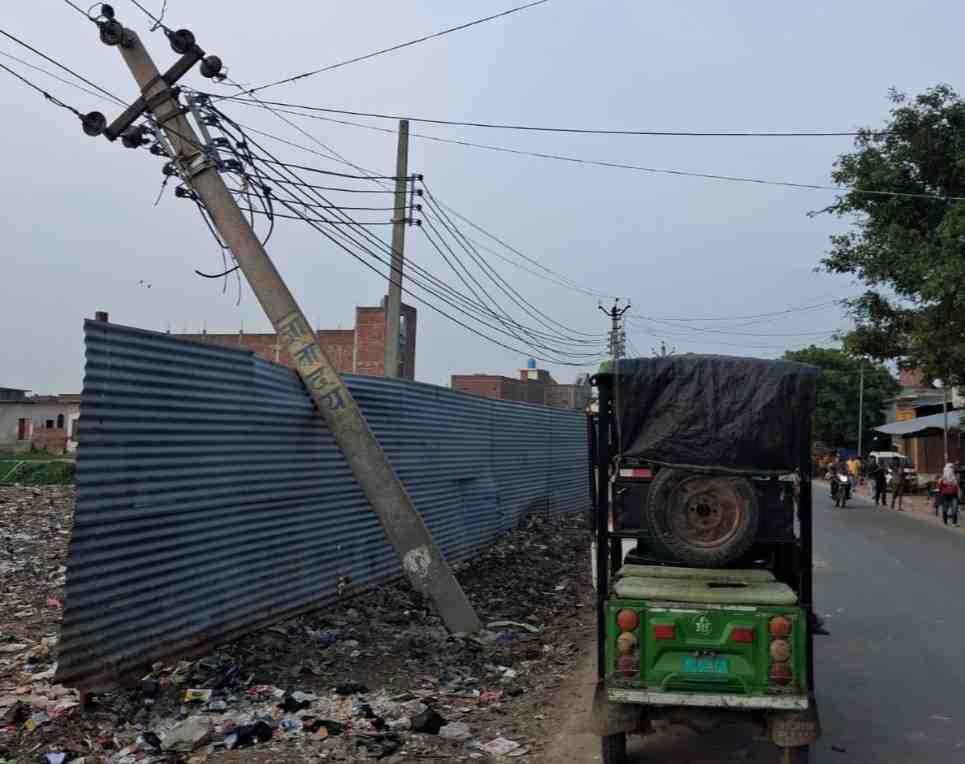 गंजडुंडवारा के कादरगंज रोड पर मौत को दावत देता हाईटेंशन पोल, कांवड़ मार्ग पर मंडरा रहा बड़ा हादसे का खतरा; सूचना के बाद भी नहीं जागा विधुत विभाग