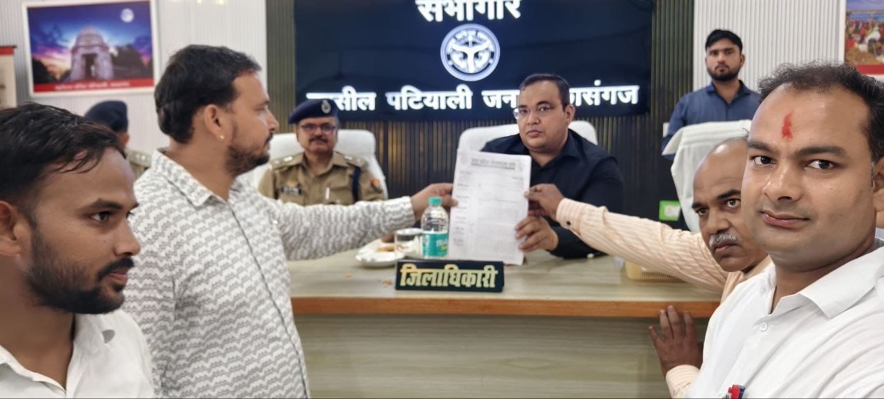 कासगंज मे लेखपाल संघ ने लंबित मांगों को लेकर खोला मोर्चा, 5 अगस्त से अतिरिक्त हल्कों का कार्य छोड़ने और 10 अगस्त से ऑनलाइन कार्य बंद करने की चेतावनी....डीएम को सौंपा ज्ञापन