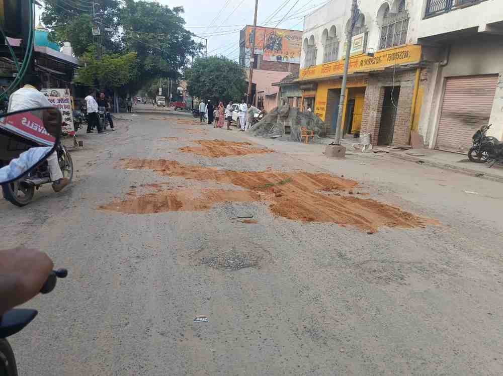 कांवड़ यात्रा से पहले गंजडुंडवारा के एटा रोड पर 'मिट्टी वाली मरम्मत' रुकी, प्रभारी ईओ बोले- स्वयं करूंगा निरीक्षण, रविश से भरने के दिए थे निर्देश