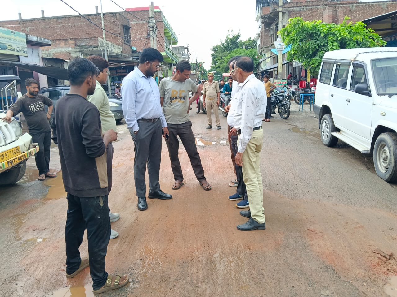 गंजडुंडवारा के एटा रोड कावंड मार्ग की 'मिट्टी वाली मरम्मत' पर यू-टर्न, प्रभारी ईओ एसडीएम मोहम्मद नासिर ने किया निरीक्षण; अब मिट्टी हटेगी, सीमेंट-कंक्रीट से भरेंगे गड्ढे