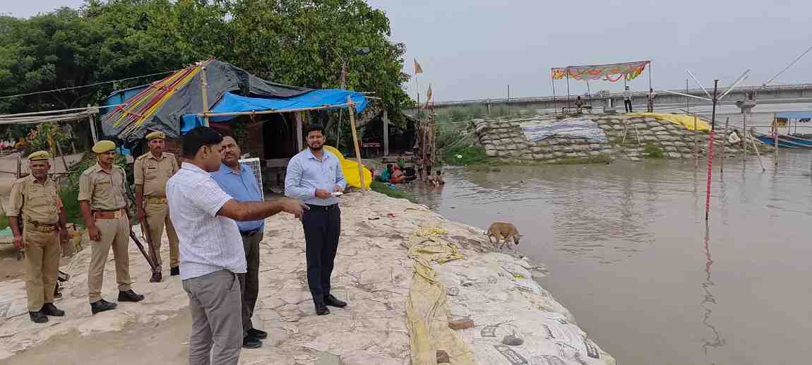 पटियाली क्षेत्र मे गंगा का बढ़ता जलस्तर देख प्रशासन चौकन्ना, एसडीएम आतिश कुमार सिंह ने बाढ़ संभावित गांवों का किया दौरा