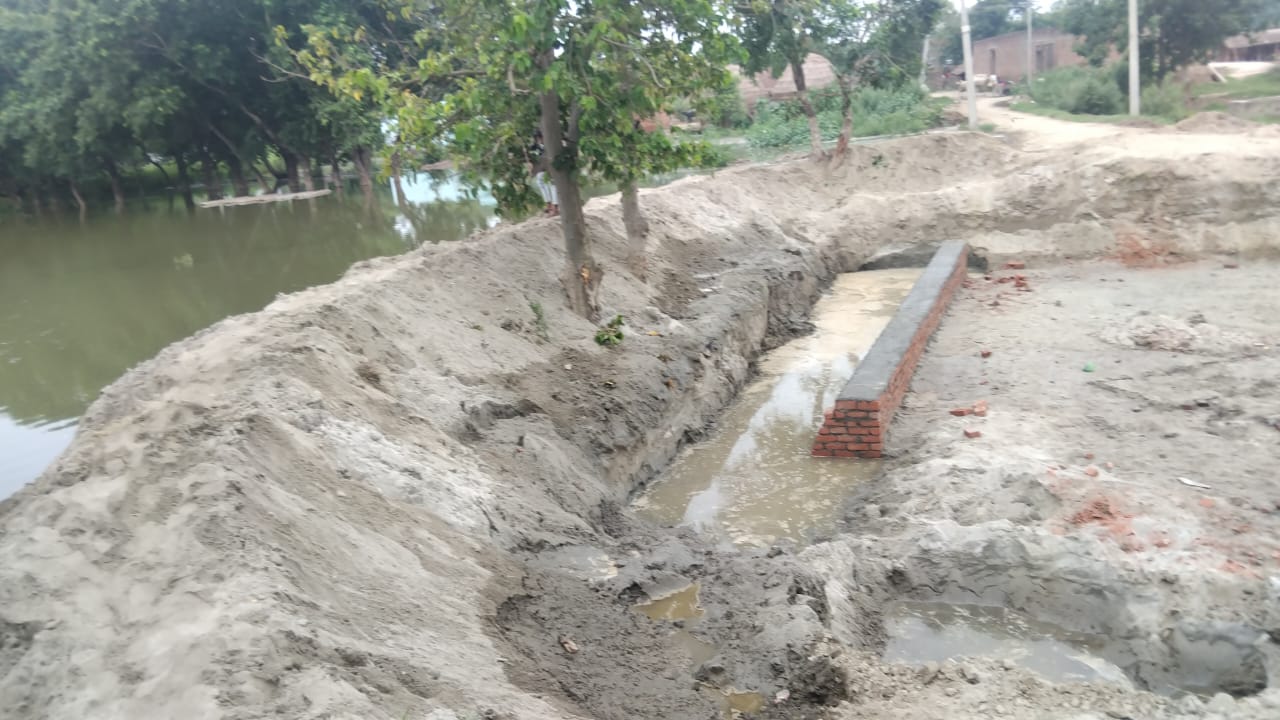 KASGANJ: वाह री व्यवस्था....चार साल तक इंतजार, बाढ़ सिर पर थी तब शुरू किया पुलिया निर्माण, जलस्तर बढ़ते ही डूबने लगे गांव