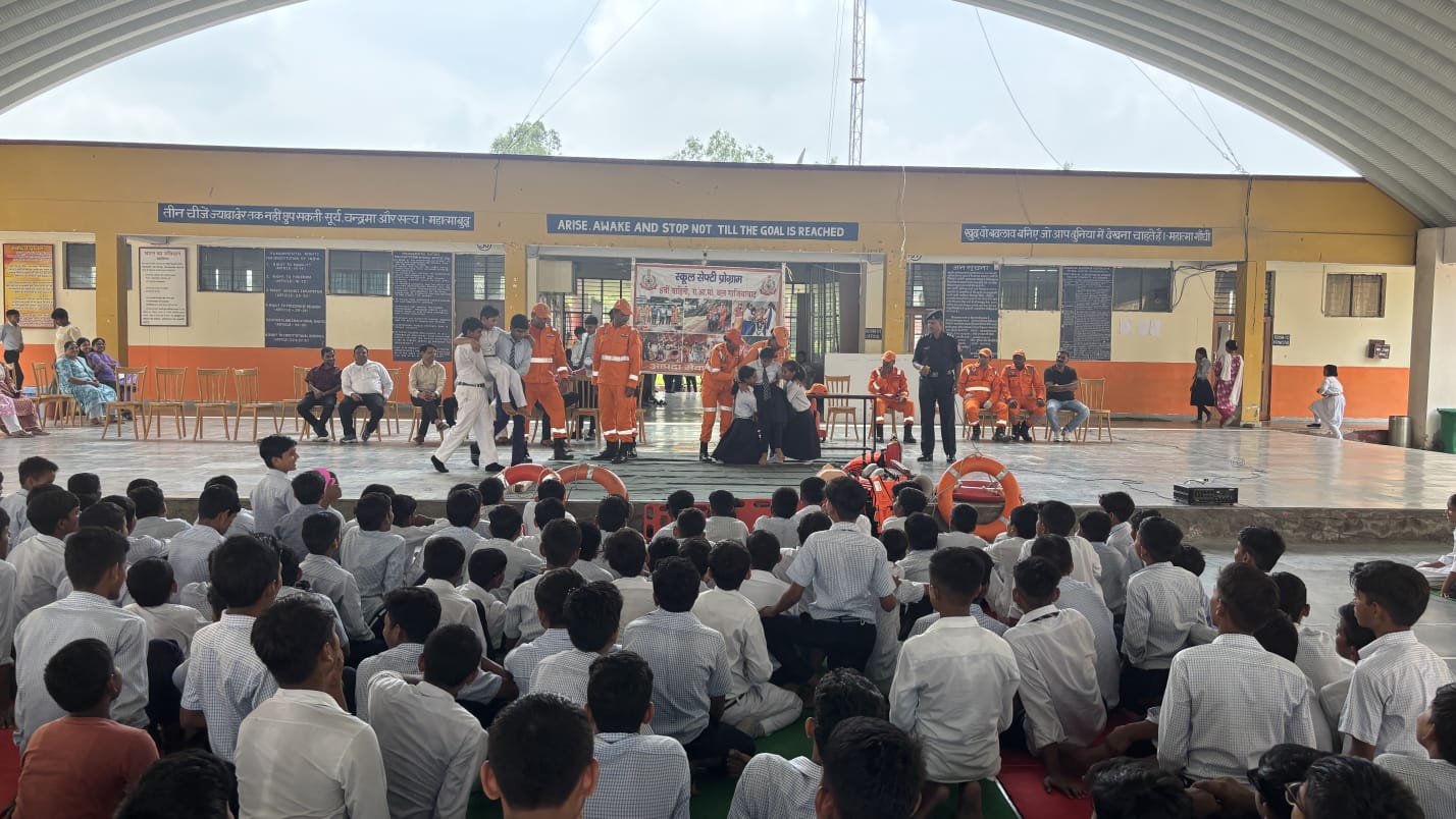 कासगंज के जवाहर नवोदय विद्यालय में एनडीआरएफ ने सिखाए आपदा से बचाव के गुर, विद्यार्थियों को दिया सीपीआर व रेस्क्यू तकनीकों का प्रशिक्षण