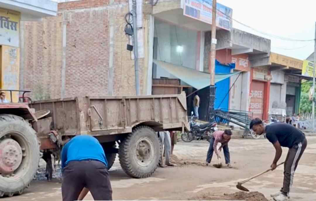 पहले भरे, फिर उखाड़े....गंजडुंडवारा के मुख्य कावंड मार्ग एटा रोड पर गड्ढों से निकाली जा रही मिट्टी, नगर पालिका की 'मरम्मत' बनी चर्चा का विषय