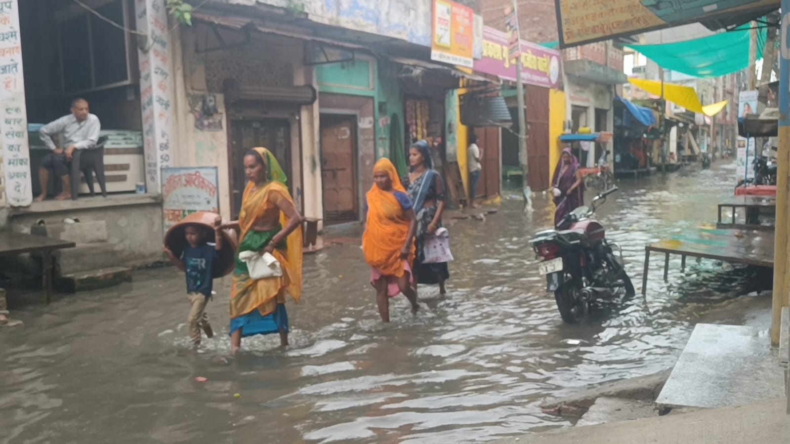 कागज़ों में विकास, सड़कों पर जलभराव....आधे घंटे की बारिश ने खोल दी गंजडुंडवारा नगर पालिका के तीन साल के विकास की पोल"