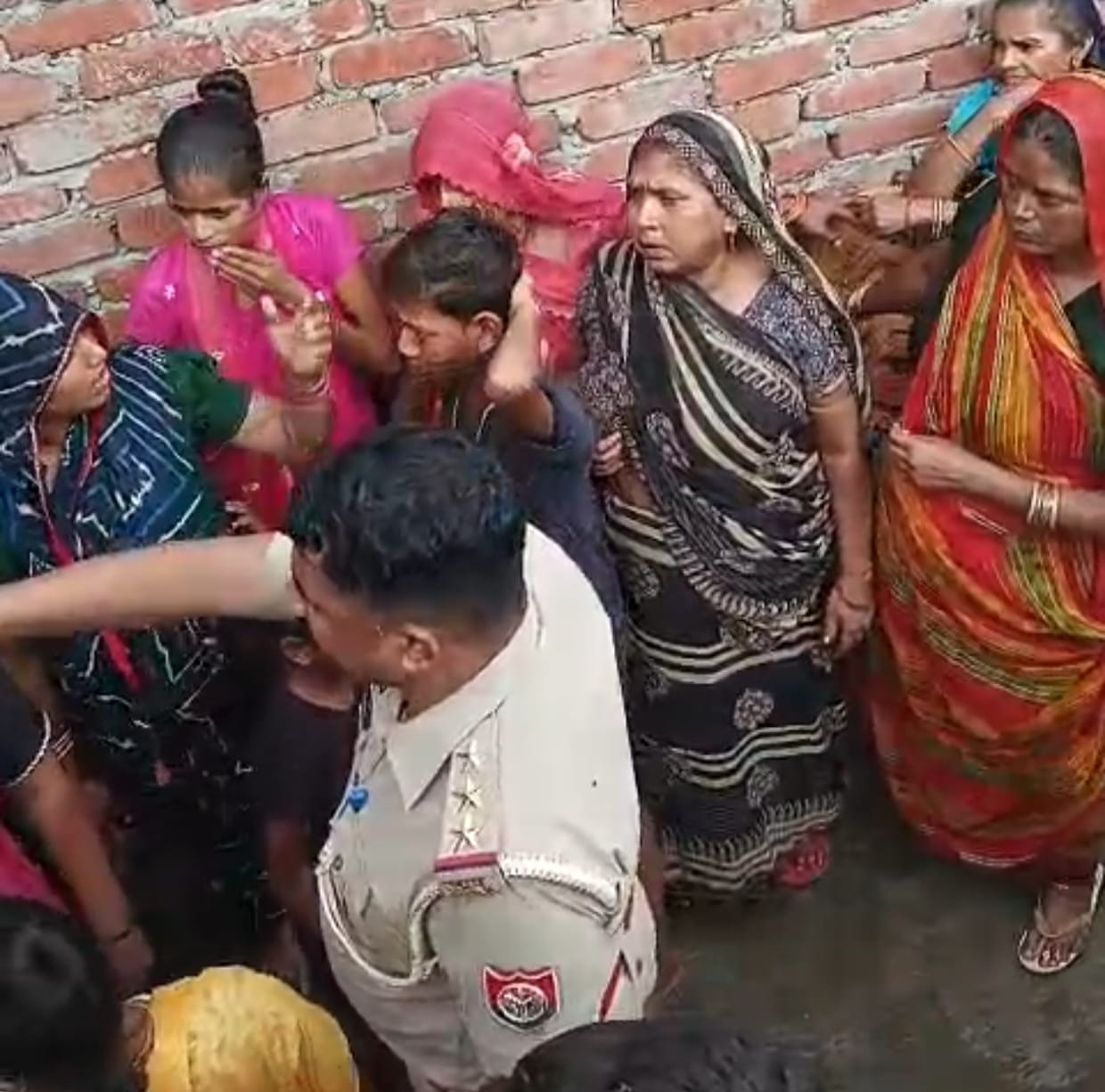 KASGANJ:"जिसे छोड़ने वालों को नहीं आया रहम, उसे एक महिला की ममता ने सीने से लगा लिया"....नाली में पड़ी थी नन्ही मासूम