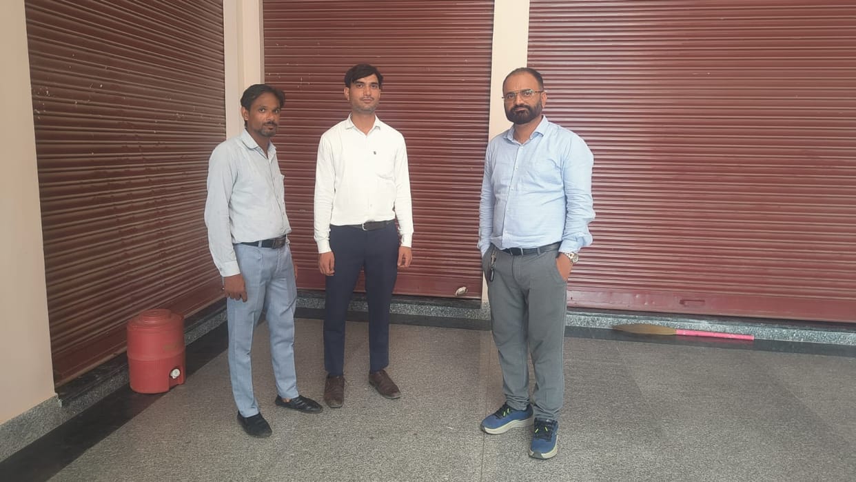 KASGANJ: इलाज में लापरवाही से मासूम की मौत के बाद जागा स्वास्थ्य विभाग,दो अवैध अस्पताल सील;आरोपी झोलाछाप के परिजनो को थमाया नोटिस