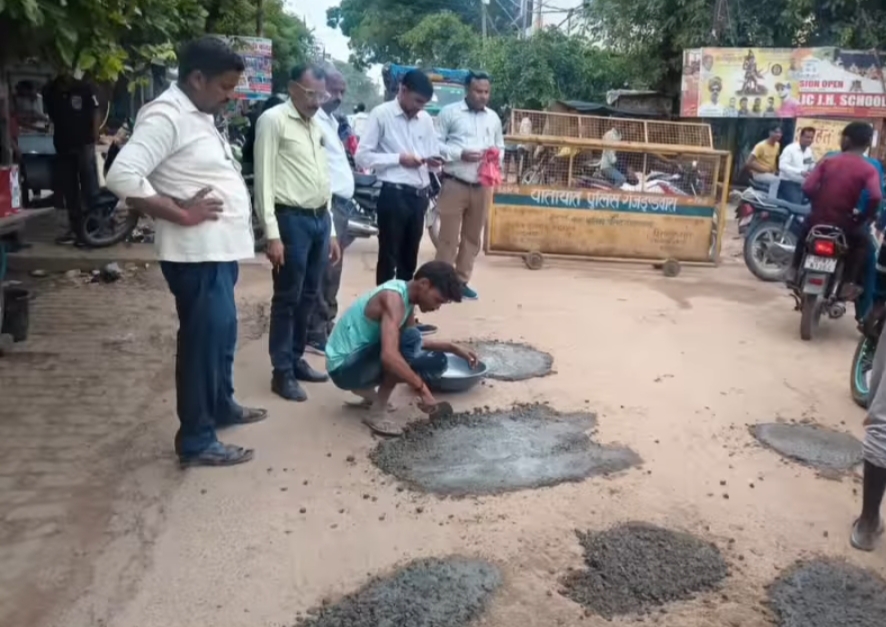 KASGANJ:जख्मों से कराहती रही सड़क....कर्मचारी टटोलते रहे घाव, मजदूर लगाते गए टांके,विकास की तस्वीर या बदहाली की दास्तां 
