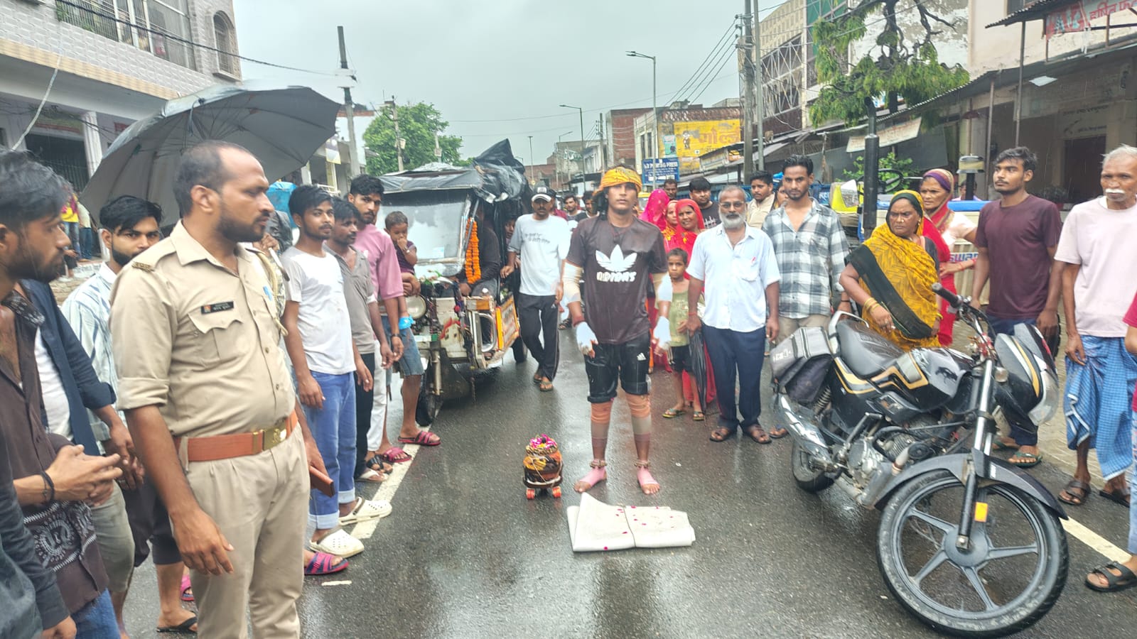 11 दिनों से हर कदम पर तप, हर सांस में "बम-बम भोले"... दंड कांवड़ लेकर शिवधाम की ओर बढ़े सिढपुरा के गोपाल शर्मा