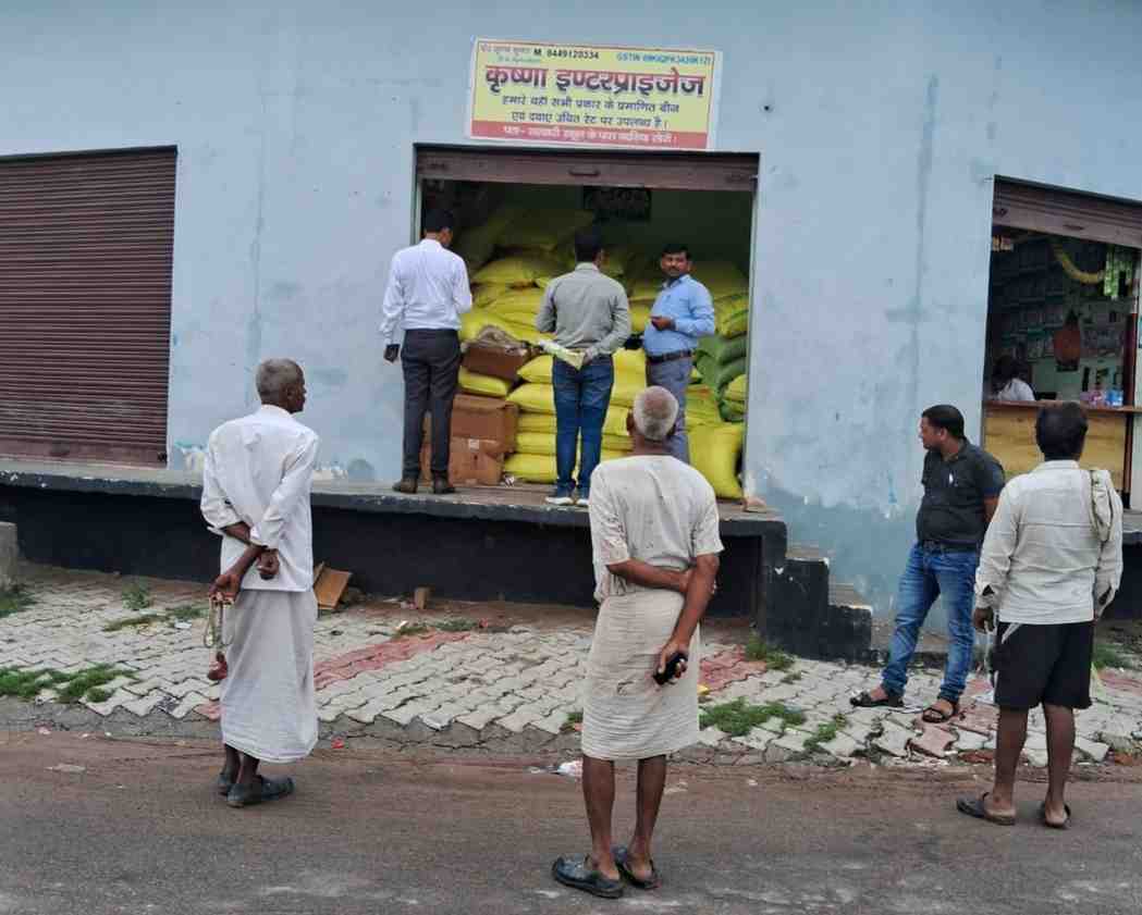KASGANJ NEWS: उर्वरक विक्रेताओं पर कृषि विभाग की छापेमारी, छह दुकानों के लाइसेंस निलंबित