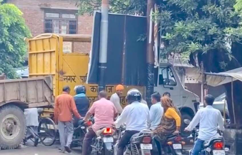 Kasganj:48 घंटे से सड़क बंद... एटा रोड की मरम्मत बनी जनता की परेशानी का सबब.....गड्डे अभी भी बरकरार