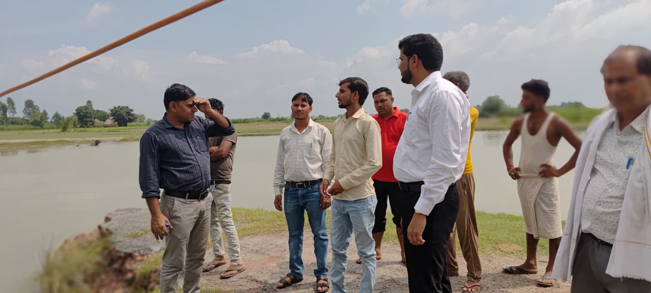 Kasganj:बाढ़ प्रभावित क्षेत्रों का SDM ने किया निरीक्षण, PWD ने कटी सड़क की कराई मरम्मत; बैराजों से पानी छोड़े जाने की आशंका पर लोगों को किया सतर्क