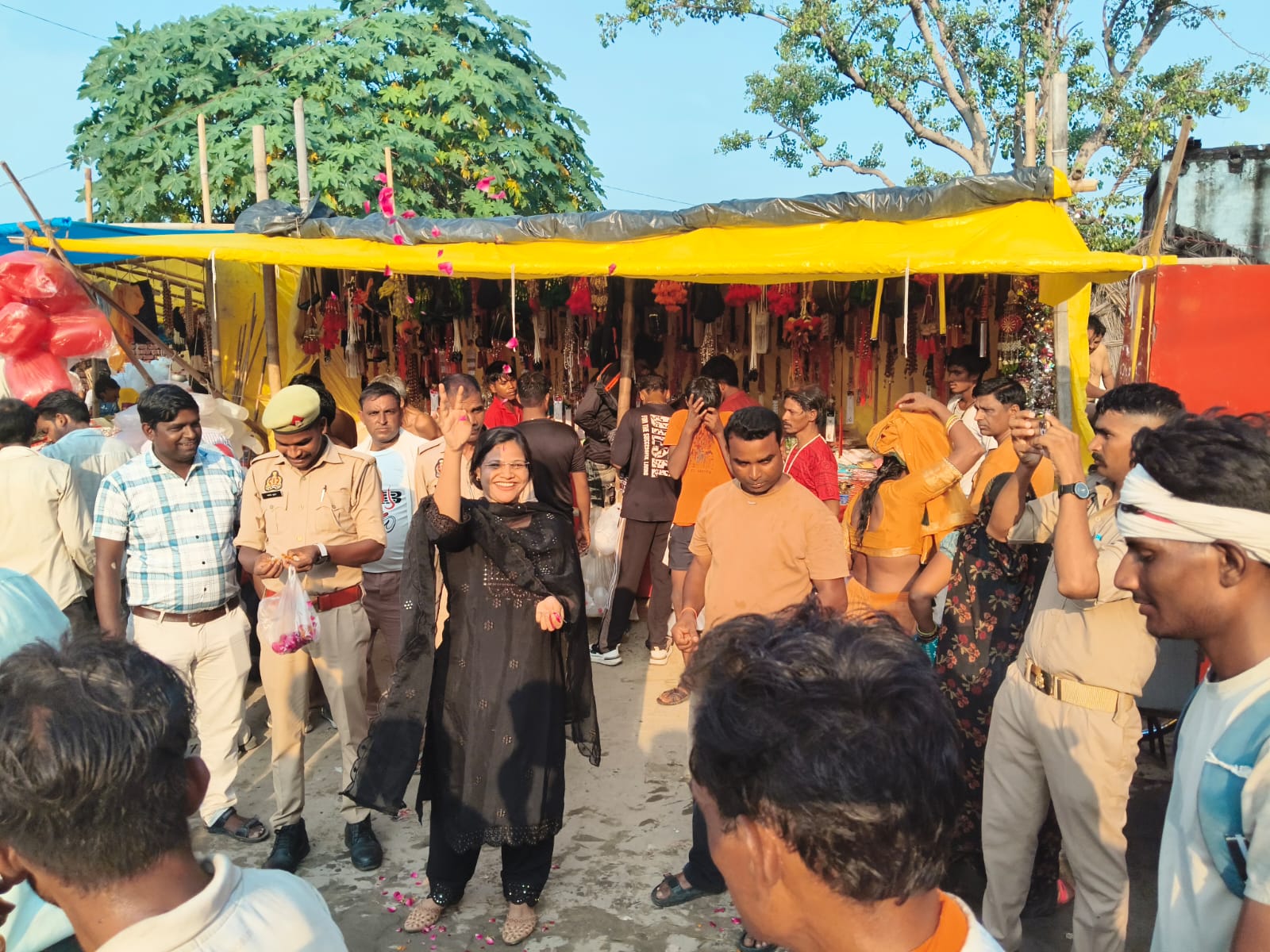 Kasganj: लहरा घाट पर गूंजा ‘हर हर महादेव’, कांवड़ियों पर एसडीएम ने बरसाए फूल