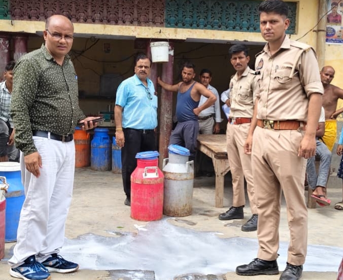 Kasganj: मिलावटी दूध की शिकायत पर डेयरी पर छापा, 100 लीटर खराब दूध कराया नष्ट