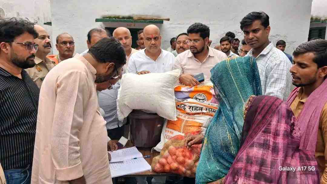 पटियाली के गांव डूबे तो फिर पहुंचे नेता, राहत सामग्री बांटी... ग्रामीण बोले- साहब, हर साल यही राहत कब तक