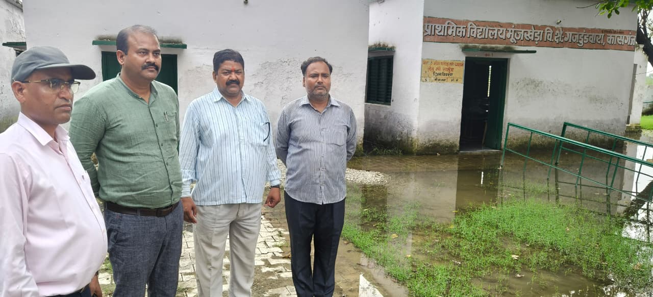 Kasganj: बाढ़ के पानी में डूबे स्कूल, बच्चों की पढ़ाई पर लगा ब्रेक