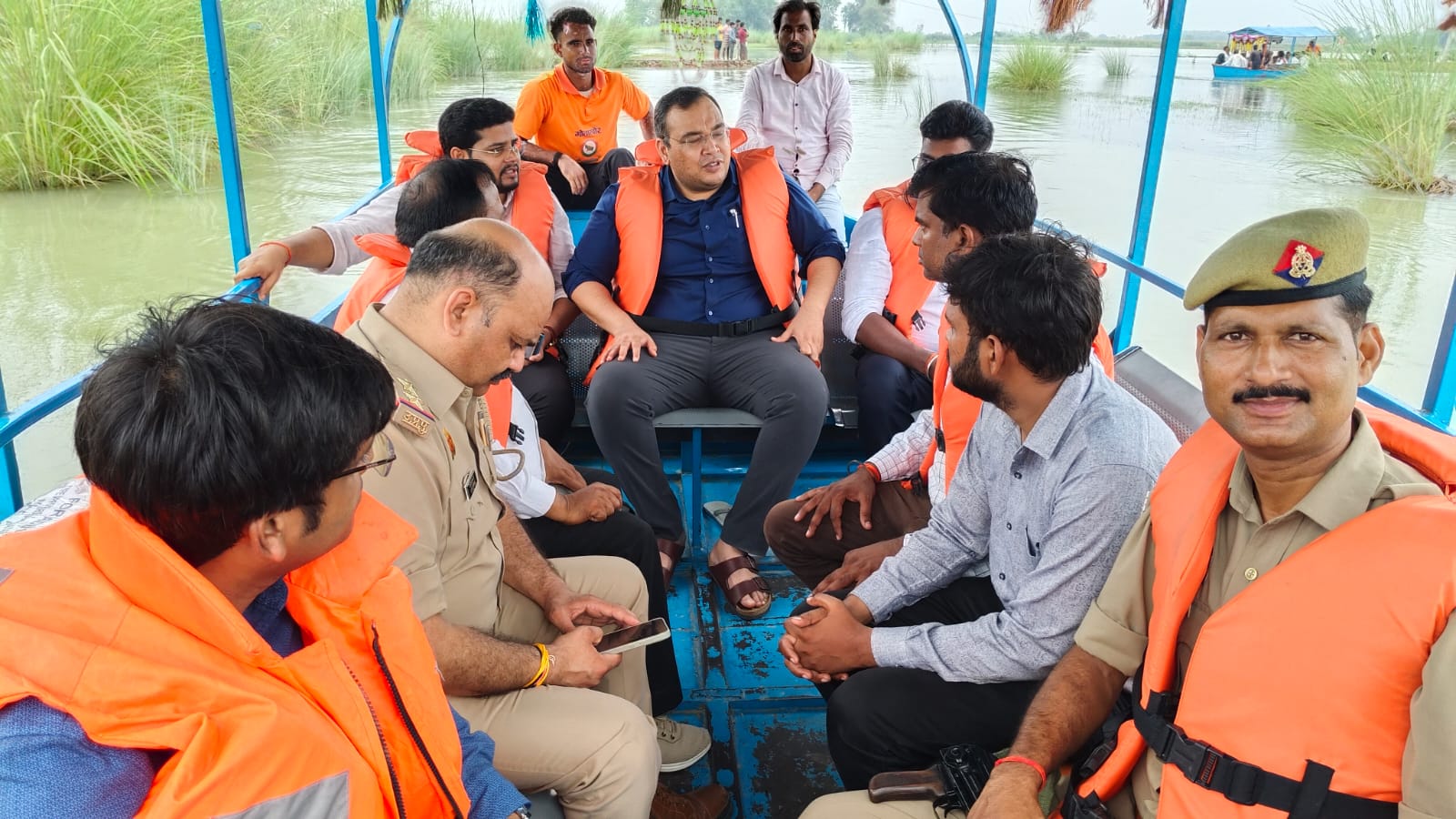 पटियाली बाढ़ प्रभावित गांवों में पहुंचे डीएम, नाव से लिया हालात का जायजा