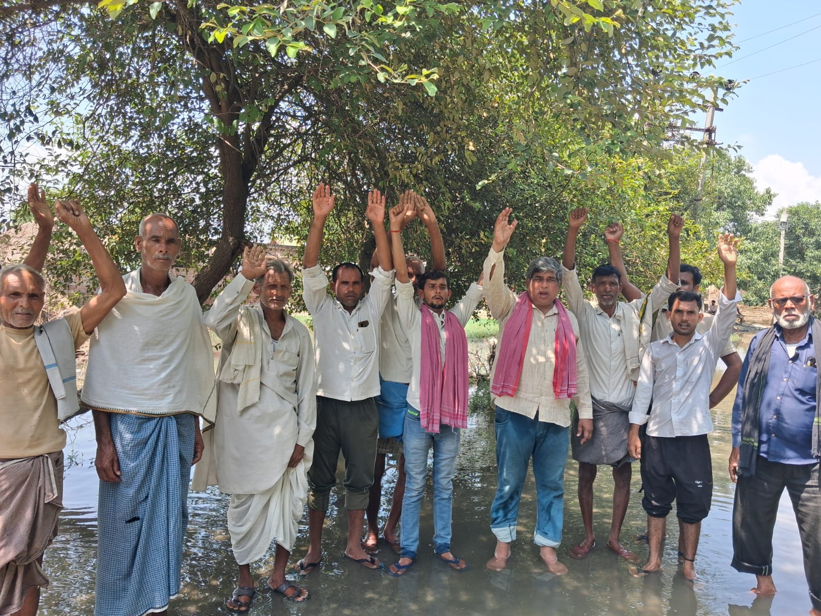 पटियाली के बाढ़ प्रभावित गांवों में पहुंचे अब्दुल हफीज गांधी, ग्रामीणों ने गिनाईं समस्याएं