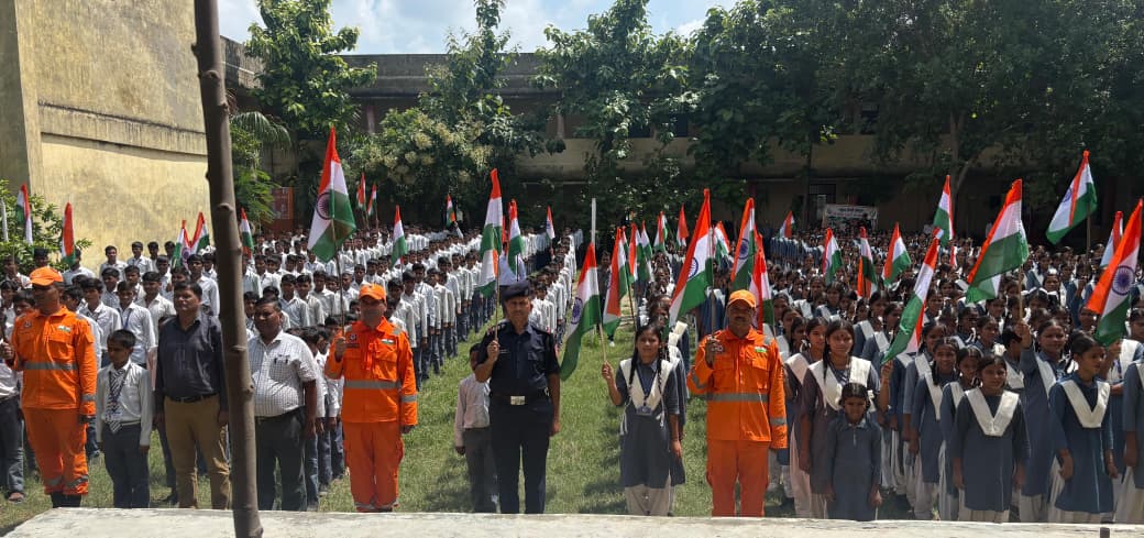 Kasganj:एनडीआरएफ ने जगाया राष्ट्रभक्ति और आपदा सुरक्षा का अलख