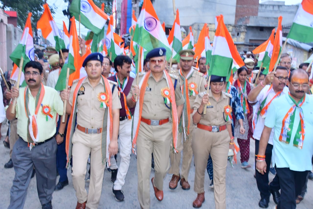कासगंज में गूंजा भारत माता का जयघोष, पुलिस ने निकाली भव्य तिरंगा यात्रा