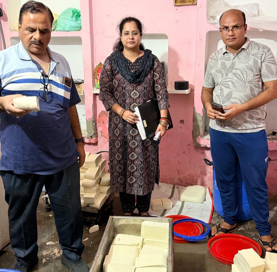 कासगंज मे अलीगढ़ से आई 200 किलो दुर्गंधयुक्त पनीर की खेप पकड़ी, खाद्य विभाग ने कराया नष्ट