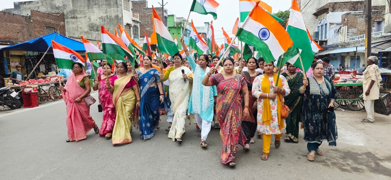 Kasganj: जब देश की आधी आबादी ने हाथों में थामा तिरंगा,...तो सड़को पर उमड पडा देशभक्ति का सैलाब