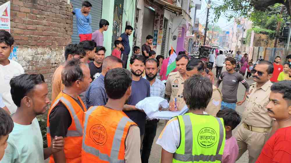 Kasganj:आजादी के जश्न के बीच नाले में मिला नवजात का शव, पॉलीथिन में बंद मासूम ने छोड़े कई सवाल.....इंसानियत हुई शर्मसार