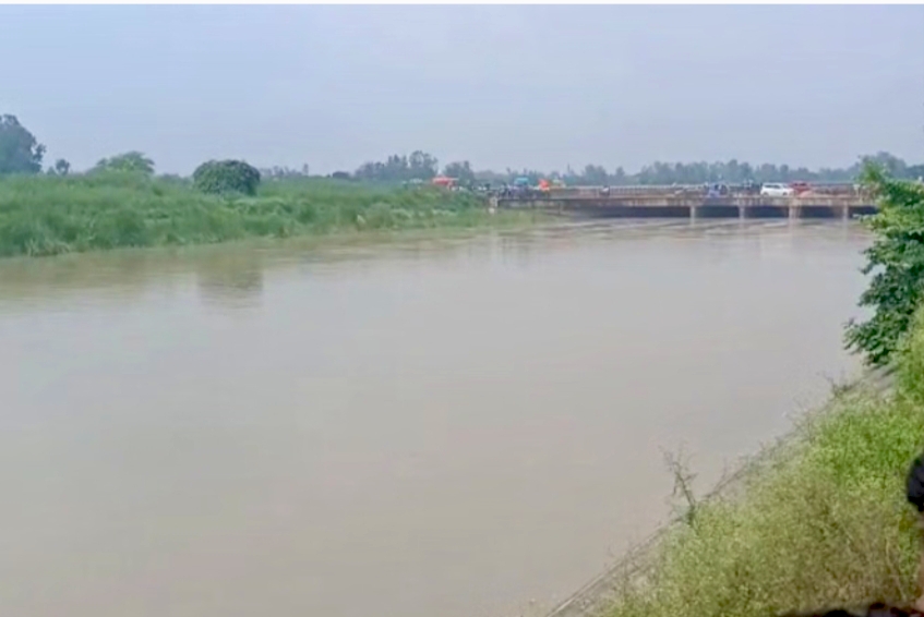 Kasganj: पिकनिक के लिए झाल के पुल पर गए थे दोस्त, एक ने नहर में लगाई छलांग और हो गया लापता.... रेस्क्यू ऑपरेशन जारी
