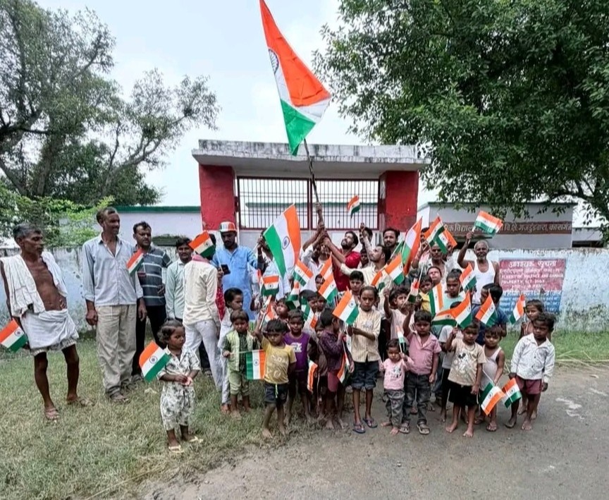 पटियाली के बाढ़ ग्रस्त इलाके में तिरंगा तो शान से लहराया....मगर बाढ़ से आजादी का सपना अधूरा होने का छलका दर्द    