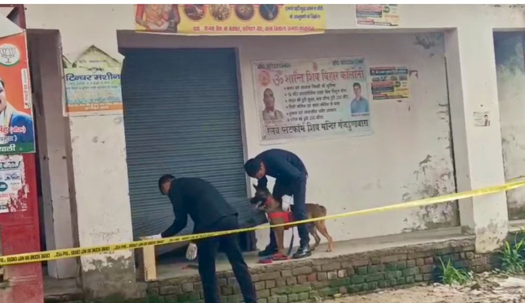 Kasganj: ज्वेलर्स की दुकान का शटर तोड़कर लाखों के जेवरात पार, दो किलो चांदी और 100 ग्राम सोना ले उड़े चोर